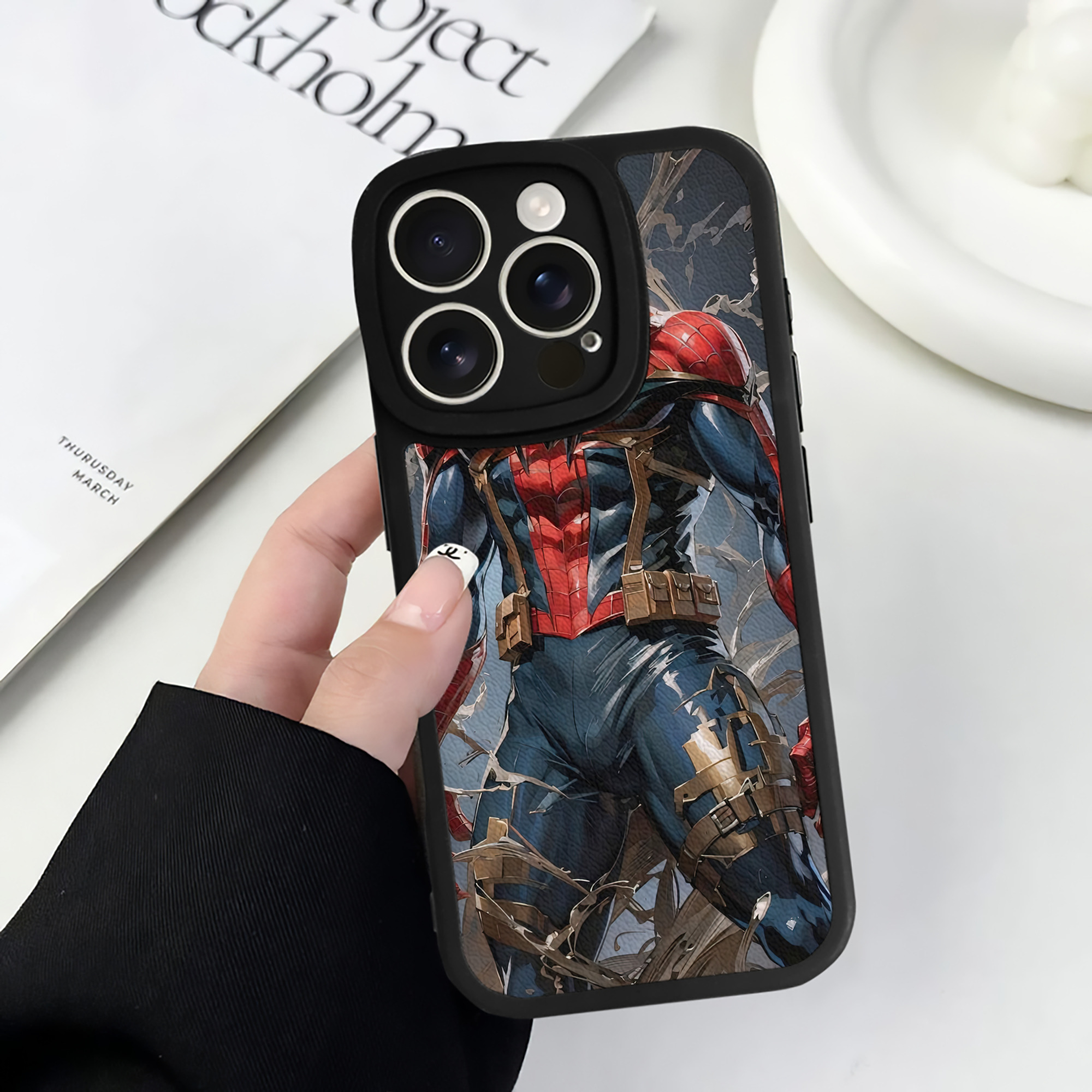 （画像用） Spider Man スパイダーマン 【iPhone 16シリーズ対応】シリコンスマホケース（レザー調） 材質：シリコン